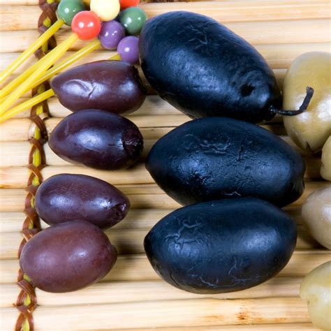 Kalamata VS Black Olives - 3 Juicy Differences - Foodiosity