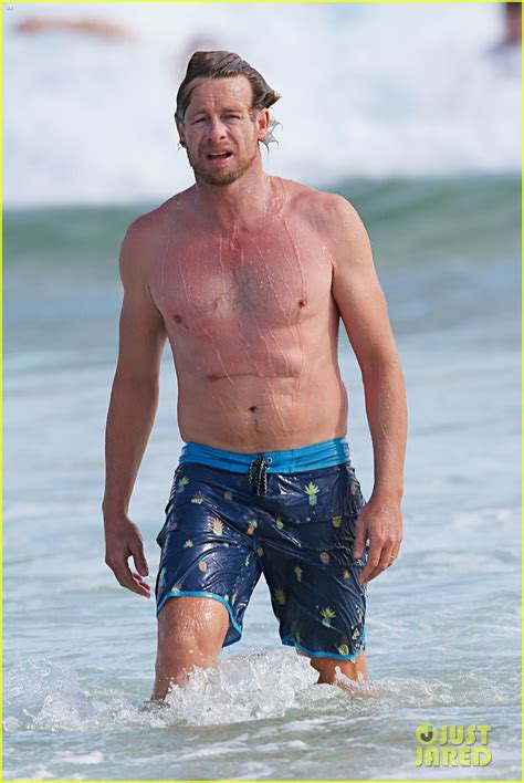 Simon Baker Goes Shirtless In Sydney Ahead Of The Mentalist Series