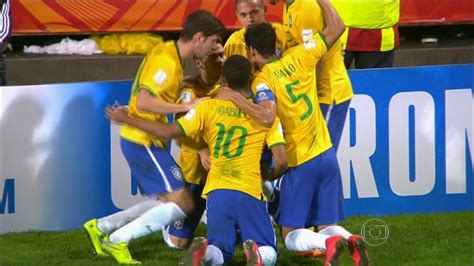 Vídeo Gol do Brasil Andreas Pereira invade a área dribla três e