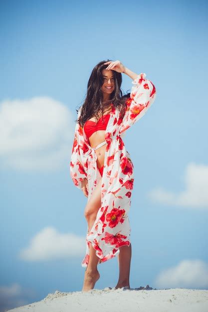 Sexy Femme Corps Bikini Se Sentant Libre Avec Un Ventre Mince Et Des Cuisses Lisses Portant Une