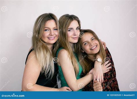 Una Familia Feliz Mama Y Dos Hijas Foto De Familia Imagen De Archivo