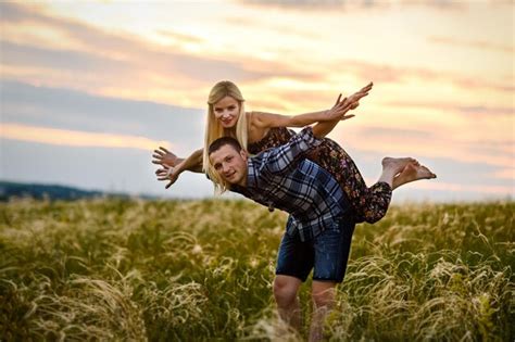 Couple Amoureux Fille Blonde Et Mec Dans L Herbe Photo Premium