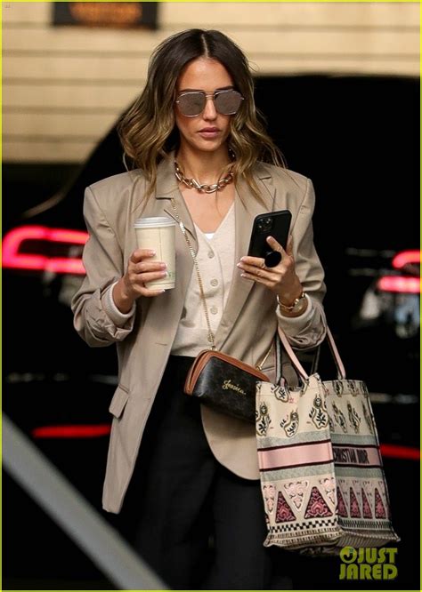 Jessica Alba Makes A Mid Week Stop At Her Office Photo 4528144