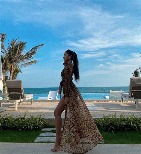 Ngày nghỉ lễ dàn mỹ nhân Việt thi nhau thả dáng bốc lửa bên bờ biển với bikini