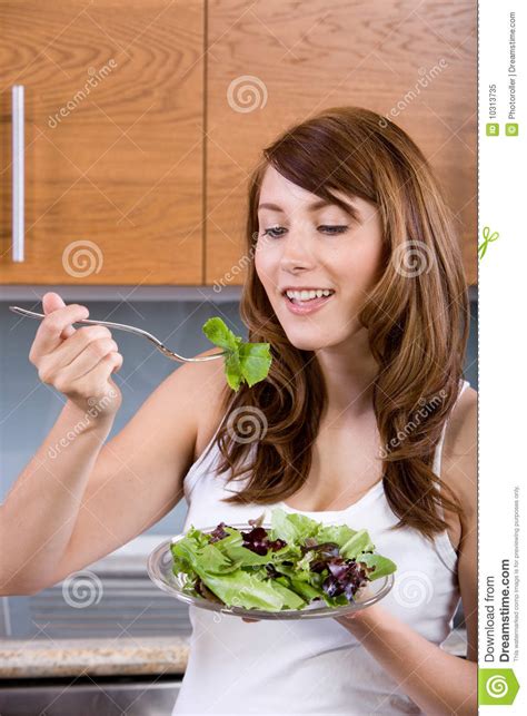 Mulher Que Come Uma Salada Imagem De Stock Imagem De Casa