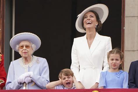 70 Thronjubiläum von Queen Elizabeth II Königin grüßt als Hologramm