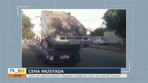 V Deo Flagra Carro Em P Ssimo Estado De Conserva O Carregando Outro Em