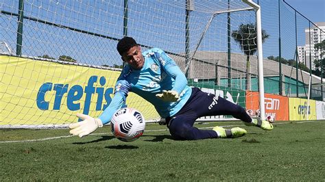 Elenco Treina Duelos E Aprimora Fundamentos Na Academia De Futebol