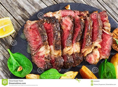 Bife Grelhado Meio Raro Do Ribeye Batata Fritada Foto De Stock