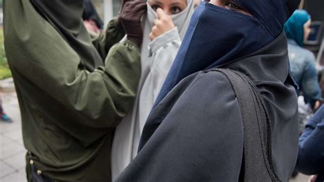 Protest Gegen Salafisten In Offenbach Bei Auftritt Von Pierre Vogel