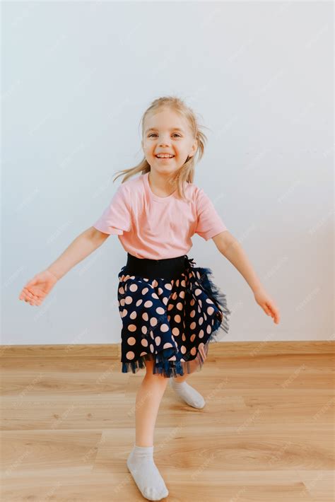 Retrato de criança menina dançando em casa | Foto Premium