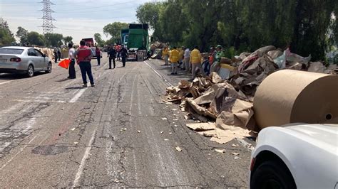 Camión que transportaba rollos de papel vuelca en la México Cuernavaca