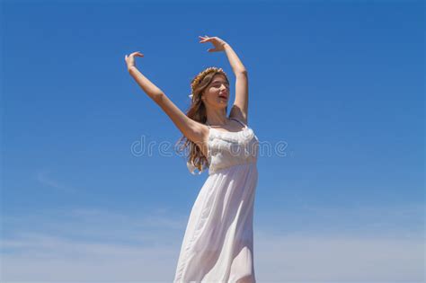 Het Jonge Brunette In Witte Broze Kleding Geniet Van Stock Afbeelding Image Of Aanbiddelijk