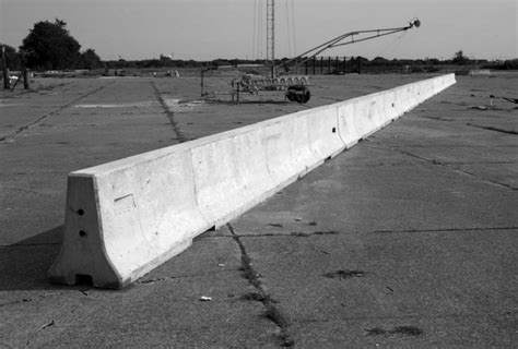 32-inch F-Shape Free-Standing Portable Concrete Barrier with Cross-Bolt ...