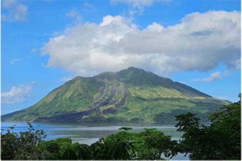 Images Capture Dramatic Volcanic Eruption At Mount Ruang