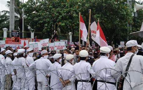 Massa Ormas Unjuk Rasa Tolak Ruu Hip Di Gedung Dpr Mpr Ri Harian Mistar