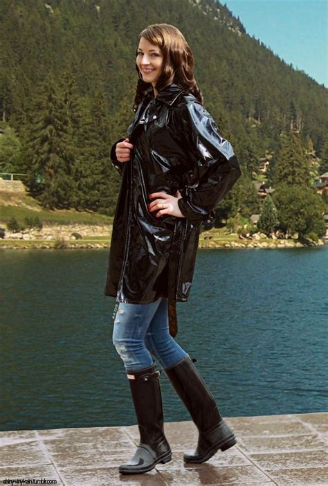 Pin By Alan Bean On 567ga・女性のレインブーツ・ゴム長靴・足にもフェチ的拘りで Rainwear Fashion Wellies Rain Boots