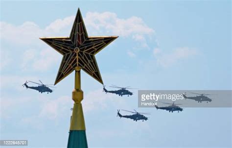 Russian Military Helicopter Stockfotos En Beelden Getty Images