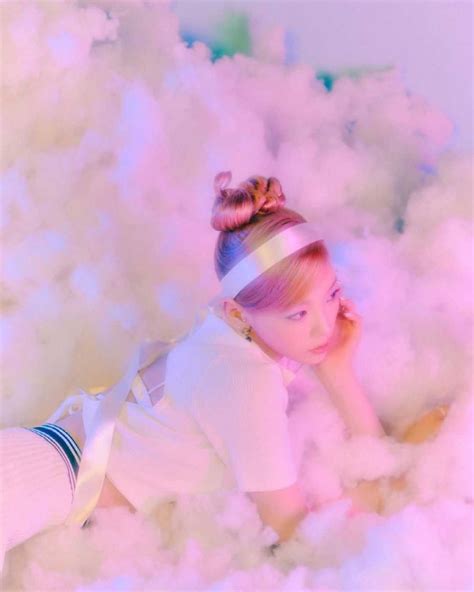 Potret Manis Taeyeon Di Teaser Single Weekend