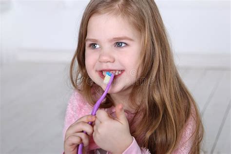 Une Petite Fille Blonde Mignonne Brosse Des Dents Image Stock Image Du Couleur Ch Ri