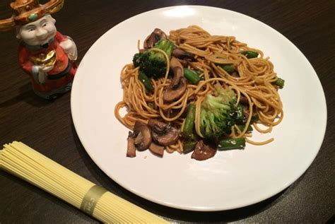 Яичная лапша с брокколи и грибами рецепт – Китайская кухня: Основные ...