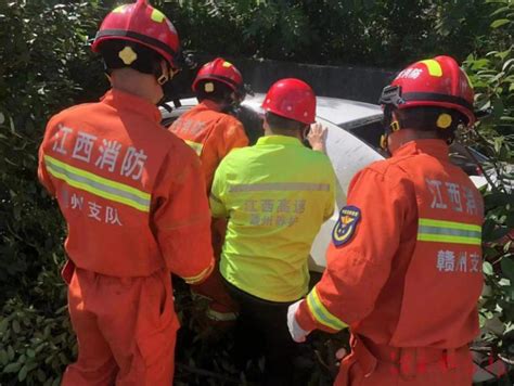 高温天气小车高速翻车，司机被困车内，养护人员紧急救援 江南都市网