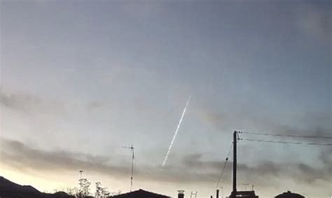 Une Impressionnante Boule De Feu Verte A Travers Le Ciel Des