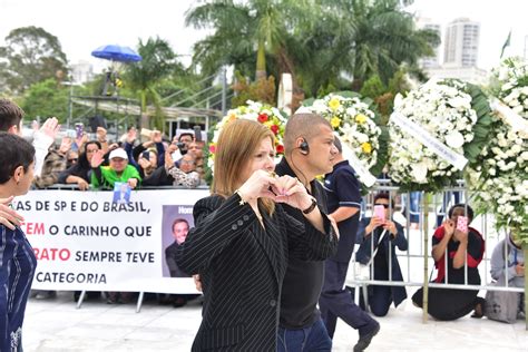 Família de Gugu Liberato chega no velório para o último adeus