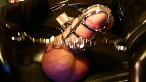 在笼子里的鸡巴上摩擦手铐试图射精 Pornhub Gay