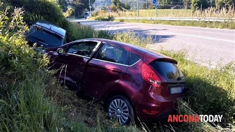 Schianto Tra Due Auto Che Finiscono Fuori Strada Paura Lungo La