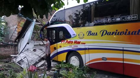 Diduga Sopir Mengantuk Bus Pariwisata Di Bojonegoro Tabrak Rumah Warga