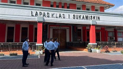 Sahabat Dan Pendukung Anas Urbaningrum Mulai Berdatangan Ke Lapas