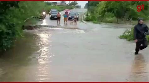 Chuvas Arrastam Carro Alagam Ruas E Casas E Causam Desabamentos Em