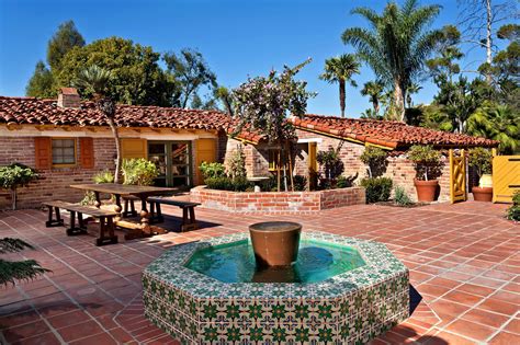 A Classic Courtyard Hacienda In La Habra Heights Hacienda Style