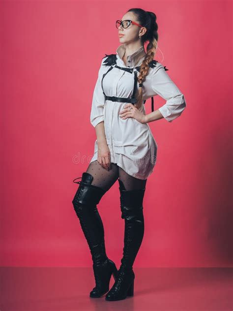 Brunette Sexy Girl De Fundo Rosa Imagem de Stock Imagem de fêmea