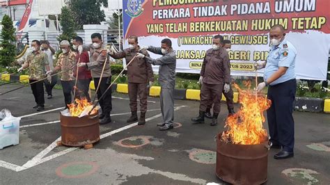 Kejari Binjai Musnahkan Barang Bukti Narkoba Dan Senpi Dari Perkara