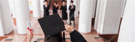 Vista Posterior Del Estudiante En La Celebraci N De Diploma De La Gorra