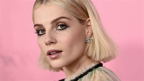 Lucy Boynton Makeup Looks: Her Best Red Carpet Moments So Far – StyleCaster