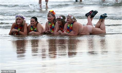 Septembare Naked Swimmers Brave Chilly North Sea At Sunrise For The Th Annual North