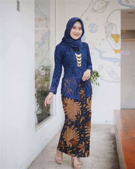 Model Baju Kebaya Brokat Biru Gelap - Thegorbalsla