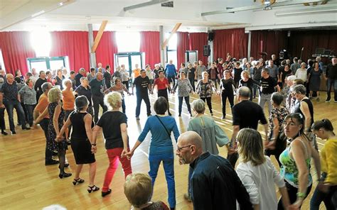 Danseurs Au Fest Deiz De Plon Is Loisirs Le T L Gramme