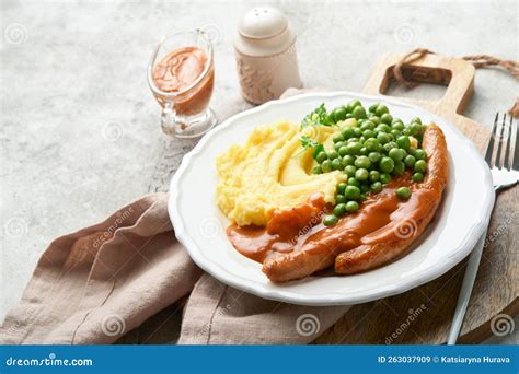 Pancadas E Cinzas Enchidos Grelhados Batateira Mash E Ervilha