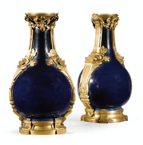 Paire De Vases En Porcelaine De Chine Bleu Poudr Monture De Bronze