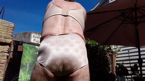 Lingerie Brillante Dans Le Jardin XHamster