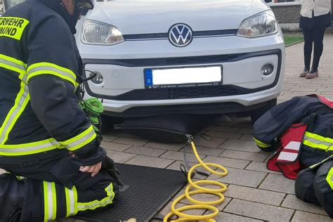 Feuerwehreinsatz In Berghofen Hund Von Auto Berrollt