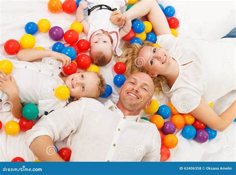 Familia Feliz En El Suelo Foto De Archivo Imagen De Humano