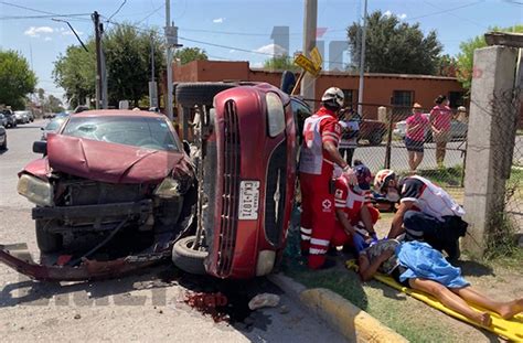 Mujer resulta herida en volcadura se pasó un alto Lider Web