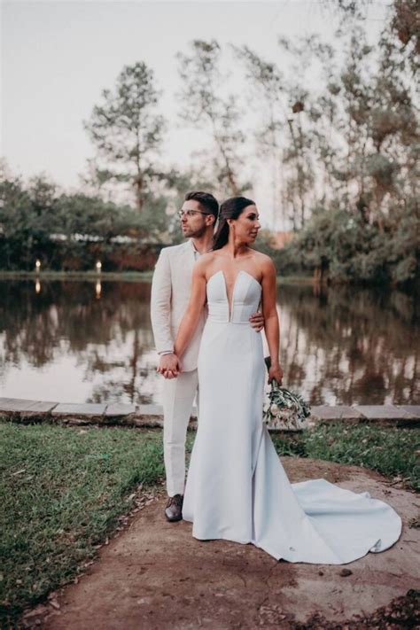 Noiva Escolhe Vestido Minimalista Perfeito Para Festa No Campo