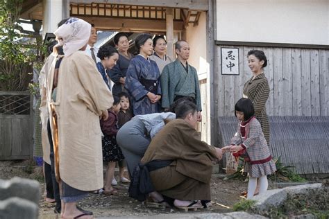 連続テレビ小説「ブギウギ」第111話。松吉の家・表にて。松吉（木内義一）やユキ（沢暉蓮）をはじめ、たくさんの人に見送られるスズ子（趣里）と愛子