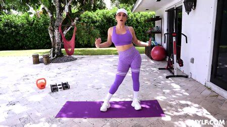 Fitness Body Horny MILF Gives Personal Training With Extra Exercises